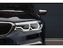 BMW 5-Serie M550d xDrive High Executive | Schuifdak | Bowers&Wilkins | ACC | Trekhaak | Entertainment Achter | Parfumering | Stoelventilatie | HUD | Massage | Standverwarming | Zonnerollo's | Display Key | Aerodynamicapakket |