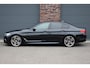 BMW 5-Serie M550d xDrive High Executive | Schuifdak | Bowers&Wilkins | ACC | Trekhaak | Entertainment Achter | Parfumering | Stoelventilatie | HUD | Massage | Standverwarming | Zonnerollo's | Display Key | Aerodynamicapakket |