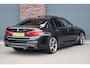 BMW 5-Serie M550d xDrive High Executive | Schuifdak | Bowers&Wilkins | ACC | Trekhaak | Entertainment Achter | Parfumering | Stoelventilatie | HUD | Massage | Standverwarming | Zonnerollo's | Display Key | Aerodynamicapakket |