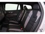 Volvo V60 T6 Recharge AWD Plus Dark - IntelliSafe Assist & Surround - 360º Camera - Harman/Kardon audio - Verwarmde voorstoelen, stuur & achterbank - Parkeersensoren voor & achter - Elektr. bedienb. voorstoelen met geheugen - Elektr. inklapbare trekhaak - 18' LMV