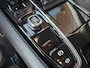 Volvo V90 2.0 T6 Plug-in hybrid AWD Ultimate Bright | Trekhaak | Panorama schuifdak | Lederen bekleding | Stoel en stuurverwarming | Elektrisch bedienbare voorstoelen met geheugen | Camera | HUD | Luchtvering |
