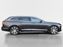 Volvo V90 2.0 T6 Plug-in hybrid AWD Ultimate Bright | Trekhaak | Panorama schuifdak | Lederen bekleding | Stoel en stuurverwarming | Elektrisch bedienbare voorstoelen met geheugen | Camera | HUD | Luchtvering |