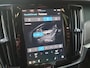 Volvo V90 2.0 T6 Plug-in hybrid AWD Ultimate Bright | Trekhaak | Panorama schuifdak | Lederen bekleding | Stoel en stuurverwarming | Elektrisch bedienbare voorstoelen met geheugen | Camera | HUD | Luchtvering |