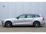 Volvo V60 T6 Plug-in hybrid AWD Plus Dark | Semi- Elektrische Trekhaak | Premium audio by Harman Kardon | Verwarmbare voor- en achterstoelen + stuurwiel | Rondomzicht camera | Verwarmbare Voorruit