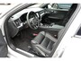 Volvo V60 T6 Plug-in hybrid AWD Plus Dark | Semi- Elektrische Trekhaak | Premium audio by Harman Kardon | Verwarmbare voor- en achterstoelen + stuurwiel | Rondomzicht camera | Verwarmbare Voorruit