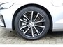Volvo V60 T6 Plug-in hybrid AWD Plus Dark | Semi- Elektrische Trekhaak | Premium audio by Harman Kardon | Verwarmbare voor- en achterstoelen + stuurwiel | Rondomzicht camera | Verwarmbare Voorruit