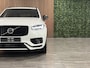 Volvo XC90 T8 AWD Recharge R-Design Long Range Luchtvering | Trekhaak | 455pk | 360° Camera | Schuifdak | Head-Up Display | Harman Kardon | Crystal White | 22 Inch | Adaptieve Cruise Control | Stoel en Stuurwielverwarming | Full LED Meesturende koplampen | Pilot Assist | BLIS Dode Hoek Detectie | Elektrische voorstoelen geheugen | R-Design Contour stoelen met wit stiksel en bies | Zitting verlenging voorstoelen | Lederen Dashboard | Gelamineerde/geluidwerende zijruiten | Keyless Drive | Parkeersensoren voor+achter | Privacy Glass | Elektrisch bedienbare achterklep | Geïntegreerd kinderzitje achterin | Geïntegreerde zongordijnen achterportieren | Verlichte instaplijsten | 7-Persoons | 4-Zone Climate Control | Draadloos telefoon opladen | DAB Radio | Apple Carplay/Android Auto | Volvo On Call met mobiele App functie | Crystal White Metallic |