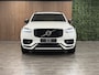 Volvo XC90 T8 AWD Recharge R-Design Long Range Luchtvering | Trekhaak | 455pk | 360° Camera | Schuifdak | Head-Up Display | Harman Kardon | Crystal White | 22 Inch | Adaptieve Cruise Control | Stoel en Stuurwielverwarming | Full LED Meesturende koplampen | Pilot Assist | BLIS Dode Hoek Detectie | Elektrische voorstoelen geheugen | R-Design Contour stoelen met wit stiksel en bies | Zitting verlenging voorstoelen | Lederen Dashboard | Gelamineerde/geluidwerende zijruiten | Keyless Drive | Parkeersensoren voor+achter | Privacy Glass | Elektrisch bedienbare achterklep | Geïntegreerd kinderzitje achterin | Geïntegreerde zongordijnen achterportieren | Verlichte instaplijsten | 7-Persoons | 4-Zone Climate Control | Draadloos telefoon opladen | DAB Radio | Apple Carplay/Android Auto | Volvo On Call met mobiele App functie | Crystal White Metallic |