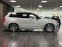 Volvo XC90 T8 AWD Recharge R-Design Long Range Luchtvering | Trekhaak | 455pk | 360° Camera | Schuifdak | Head-Up Display | Harman Kardon | Crystal White | 22 Inch | Adaptieve Cruise Control | Stoel en Stuurwielverwarming | Full LED Meesturende koplampen | Pilot Assist | BLIS Dode Hoek Detectie | Elektrische voorstoelen geheugen | R-Design Contour stoelen met wit stiksel en bies | Zitting verlenging voorstoelen | Lederen Dashboard | Gelamineerde/geluidwerende zijruiten | Keyless Drive | Parkeersensoren voor+achter | Privacy Glass | Elektrisch bedienbare achterklep | Geïntegreerd kinderzitje achterin | Geïntegreerde zongordijnen achterportieren | Verlichte instaplijsten | 7-Persoons | 4-Zone Climate Control | Draadloos telefoon opladen | DAB Radio | Apple Carplay/Android Auto | Volvo On Call met mobiele App functie | Crystal White Metallic |