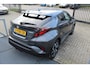 Toyota C-HR 1.8 Hybrid Achteruitrijcamera/Miracast/Bluetooth/Cruise control/DAB+/Parkeersensoren rondom/Inklapbare spiegels/Dodehoek detectie/18 Inch/Privacy glass
