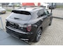 Lynk & Co 01 1.5 BLACK PACK/Panoramadak/360° Camera/Keyless/Lane assist/Adaptive cruise control/Navigatie/Apple carplay/Climate control/Stoelverwarming/Dodehoek detectie/Elektrisch sluitende achterklep/Elektrisch verstelbare stoel met geheugen/Multifunctioneel stuurwi