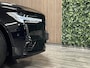 Volvo V90 B5 Ultimate Dark | Head-Up Display | Harman Kardon | Adaptieve Cruise Control | Stoelverwarming voor+achter | Stuurwielverwarming | 20 Inch | Elektrische voorstoelen | Contour stoelen met wit stiksel en bies | Zitting verlenging voorstoelen | Lederen dashboard | Full LED Meesturende koplampen | Pilot Assist | BLIS Dode Hoek Detectie | Google Infotainment | Keyless Drive | Parkeersensoren voor+achter | Privacy Glass | Elektrisch bedienbare achterklep | Geïntegreerde zongordijnen achterportieren | 4-Zone Climate Control | Alarm Klasse III | DAB Radio | Apple Carplay/Android Auto | Volvo On Call met mobiele App functie | Onyx Black Metallic |