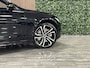Volvo V90 B5 Ultimate Dark | Head-Up Display | Harman Kardon | Adaptieve Cruise Control | Stoelverwarming voor+achter | Stuurwielverwarming | 20 Inch | Elektrische voorstoelen | Contour stoelen met wit stiksel en bies | Zitting verlenging voorstoelen | Lederen dashboard | Full LED Meesturende koplampen | Pilot Assist | BLIS Dode Hoek Detectie | Google Infotainment | Keyless Drive | Parkeersensoren voor+achter | Privacy Glass | Elektrisch bedienbare achterklep | Geïntegreerde zongordijnen achterportieren | 4-Zone Climate Control | Alarm Klasse III | DAB Radio | Apple Carplay/Android Auto | Volvo On Call met mobiele App functie | Onyx Black Metallic |