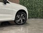 Volvo XC60 T6 AWD Recharge Plus Dark Long Range | Adaptieve Cruise Control | Stoel en Stuurwielverwarming | Parkeercamera | Pilot Assist | Bestuurdersstoel elektrisch geheugen | Contour Stoelen | Zitting verlenging voorstoelen | Schuifdak | Google Infotainment | 19 Inch | Keyless Drive | Parkeersensoren voor+achter | Elektrisch bedienbare achterklep | DAB Radio | Apple Carplay/Android Auto | Draadloos telefoon opladen | Volvo On Call met mobiele App functie |