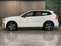 Volvo XC60 T6 AWD Recharge Plus Dark Long Range | Adaptieve Cruise Control | Stoel en Stuurwielverwarming | Parkeercamera | Pilot Assist | Bestuurdersstoel elektrisch geheugen | Contour Stoelen | Zitting verlenging voorstoelen | Schuifdak | Google Infotainment | 19 Inch | Keyless Drive | Parkeersensoren voor+achter | Elektrisch bedienbare achterklep | DAB Radio | Apple Carplay/Android Auto | Draadloos telefoon opladen | Volvo On Call met mobiele App functie |