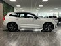 Volvo XC60 T6 AWD Recharge Plus Dark Long Range | Adaptieve Cruise Control | Stoel en Stuurwielverwarming | Parkeercamera | Pilot Assist | Bestuurdersstoel elektrisch geheugen | Contour Stoelen | Zitting verlenging voorstoelen | Schuifdak | Google Infotainment | 19 Inch | Keyless Drive | Parkeersensoren voor+achter | Elektrisch bedienbare achterklep | DAB Radio | Apple Carplay/Android Auto | Draadloos telefoon opladen | Volvo On Call met mobiele App functie |