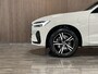 Volvo XC60 T6 AWD Recharge Plus Dark Long Range | Adaptieve Cruise Control | Stoel en Stuurwielverwarming | Parkeercamera | Pilot Assist | Bestuurdersstoel elektrisch geheugen | Contour Stoelen | Zitting verlenging voorstoelen | Schuifdak | Google Infotainment | 19 Inch | Keyless Drive | Parkeersensoren voor+achter | Elektrisch bedienbare achterklep | DAB Radio | Apple Carplay/Android Auto | Draadloos telefoon opladen | Volvo On Call met mobiele App functie |