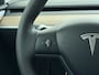 Tesla Model Y RWD LFP-Accu SOH 95% Warmtepomp Camera's Panoramadak Adap.Cruise Navi Autopilot Stoel+Stuur+Achterbank Verwarming Elek.Achterklep Dodehoek detector Draadloze telefoonlader Origineel Nederlandse Auto 1.600kg trekvermogen Tot 12-2032 Garantie op motor en Accu