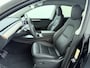 Tesla Model Y RWD LFP-Accu SOH 95% Warmtepomp Camera's Panoramadak Adap.Cruise Navi Autopilot Stoel+Stuur+Achterbank Verwarming Elek.Achterklep Dodehoek detector Draadloze telefoonlader Origineel Nederlandse Auto 1.600kg trekvermogen Tot 12-2032 Garantie op motor en Accu