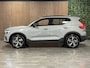 Volvo XC40 2.0 B4 Plus Dark Trekhaak | All Season banden | Harman Kardon | Bestuurdersstoel elektrisch geheugen | Adaptieve Cruise Control | Stoel en Stuurwielverwarming | Google Infotainment | Parkeercamera | Pilot Assist | BLIS Dode Hoek Detectie | Keyless Drive | Parkeersensoren voor+achter | Passagiersstoel elektrisch | Elektrisch bedienbare achterklep | 18 Inch | Zitting verlenging voorstoelen | DAB Radio | Apple Carplay/Android Auto | Draadloos telefoon opladen | Volvo On Call met mobiele App functie | Vapour Grey Metallic |