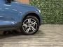 Volvo XC40 2.0 B4 Plus Dark Trekhaak | All Season banden | Harman Kardon | Bestuurdersstoel elektrisch geheugen | Adaptieve Cruise Control | Stoel en Stuurwielverwarming | Google Infotainment | Parkeercamera | Pilot Assist | BLIS Dode Hoek Detectie | Keyless Drive | Parkeersensoren voor+achter | Passagiersstoel elektrisch | Elektrisch bedienbare achterklep | 18 Inch | Zitting verlenging voorstoelen | DAB Radio | Apple Carplay/Android Auto | Draadloos telefoon opladen | Volvo On Call met mobiele App functie | Fjord Blue Metallic |