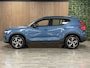 Volvo XC40 2.0 B4 Plus Dark Trekhaak | All Season banden | Harman Kardon | Bestuurdersstoel elektrisch geheugen | Adaptieve Cruise Control | Stoel en Stuurwielverwarming | Google Infotainment | Parkeercamera | Pilot Assist | BLIS Dode Hoek Detectie | Keyless Drive | Parkeersensoren voor+achter | Passagiersstoel elektrisch | Elektrisch bedienbare achterklep | 18 Inch | Zitting verlenging voorstoelen | DAB Radio | Apple Carplay/Android Auto | Draadloos telefoon opladen | Volvo On Call met mobiele App functie | Fjord Blue Metallic |