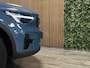 Volvo XC40 2.0 B4 Plus Dark Trekhaak | All Season banden | Harman Kardon | Bestuurdersstoel elektrisch geheugen | Adaptieve Cruise Control | Stoel en Stuurwielverwarming | Google Infotainment | Parkeercamera | Pilot Assist | BLIS Dode Hoek Detectie | Keyless Drive | Parkeersensoren voor+achter | Passagiersstoel elektrisch | Elektrisch bedienbare achterklep | 18 Inch | Zitting verlenging voorstoelen | DAB Radio | Apple Carplay/Android Auto | Draadloos telefoon opladen | Volvo On Call met mobiele App functie | Fjord Blue Metallic |