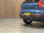 Volvo XC40 2.0 B4 Plus Dark Trekhaak | All Season banden | Harman Kardon | Bestuurdersstoel elektrisch geheugen | Adaptieve Cruise Control | Stoel en Stuurwielverwarming | Google Infotainment | Parkeercamera | Pilot Assist | BLIS Dode Hoek Detectie | Keyless Drive | Parkeersensoren voor+achter | Passagiersstoel elektrisch | Elektrisch bedienbare achterklep | 18 Inch | Zitting verlenging voorstoelen | DAB Radio | Apple Carplay/Android Auto | Draadloos telefoon opladen | Volvo On Call met mobiele App functie | Fjord Blue Metallic |