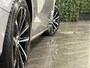 Volvo V60 T6 AWD Recharge Plus Dark Aurora Silver | Trekhaak | All Season banden | 360° Camera | Harman Kardon | Adaptieve Cruise Control | Stoelverwarming voor+achter | Stuurwielverwarming | Pilot Assist | BLIS Dode Hoek Detectie | Elektrische voorstoelen geheugen | Contour Stoelen | Zitting verlenging voorstoelen | 18 Inch | Google Infotainement | Keyless Drive | Parkeersensoren voor+achter | Elektrisch bedienbare achterklep | DAB Radio | Apple Carplay/Android Auto | Volvo On Call met mobiele App functie | Aurora Silver Metallic |