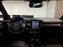 Volvo XC40 2.0 B4 Plus Dark Trekhaak | Harman Kardon | Bestuurdersstoel elektrisch geheugen | Stoel en Stuurwielverwarming | Adaptieve Cruise Control | Pilot Assist | BLIS Dode Hoek Detectie | Parkeercamera | Zitting verlenging voorstoelen | Passagiersstoel elektrisch | 18 Inch | Google Infotainment | Keyless Drive | Parkeersensroen voor+achter | Voorruitverwarming | Elektrisch bedienbare achterklep | DAB Radio | Apple Carplay/Android Auto | Draadloos telefoon opladen | Volvo On Call met mobiele App functie | Silver Dawn Metallic |