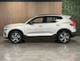 Volvo XC40 2.0 B4 Plus Dark Trekhaak | Harman Kardon | Bestuurdersstoel elektrisch geheugen | Stoel en Stuurwielverwarming | Adaptieve Cruise Control | Pilot Assist | BLIS Dode Hoek Detectie | Parkeercamera | Zitting verlenging voorstoelen | Passagiersstoel elektrisch | 18 Inch | Google Infotainment | Keyless Drive | Parkeersensroen voor+achter | Voorruitverwarming | Elektrisch bedienbare achterklep | DAB Radio | Apple Carplay/Android Auto | Draadloos telefoon opladen | Volvo On Call met mobiele App functie | Silver Dawn Metallic |