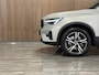 Volvo XC40 2.0 B4 Plus Dark Trekhaak | Harman Kardon | Bestuurdersstoel elektrisch geheugen | Stoel en Stuurwielverwarming | Adaptieve Cruise Control | Pilot Assist | BLIS Dode Hoek Detectie | Parkeercamera | Zitting verlenging voorstoelen | Passagiersstoel elektrisch | 18 Inch | Google Infotainment | Keyless Drive | Parkeersensroen voor+achter | Voorruitverwarming | Elektrisch bedienbare achterklep | DAB Radio | Apple Carplay/Android Auto | Draadloos telefoon opladen | Volvo On Call met mobiele App functie | Silver Dawn Metallic |