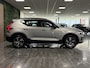 Volvo XC40 2.0 B4 Plus Dark Trekhaak | Harman Kardon | Bestuurdersstoel elektrisch geheugen | Stoel en Stuurwielverwarming | Adaptieve Cruise Control | Pilot Assist | BLIS Dode Hoek Detectie | Parkeercamera | Zitting verlenging voorstoelen | Passagiersstoel elektrisch | 18 Inch | Google Infotainment | Keyless Drive | Parkeersensroen voor+achter | Voorruitverwarming | Elektrisch bedienbare achterklep | DAB Radio | Apple Carplay/Android Auto | Draadloos telefoon opladen | Volvo On Call met mobiele App functie | Silver Dawn Metallic |
