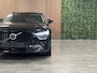 Volvo V90 T6 AWD Recharge R-Design Schuifdak | Head-Up Display | Adaptieve Cruise Control | Standkachel met Volvo On Call App | Stoelverwarming voor+achter | Stuurwielverwarming | Full LED Meesturende koplampen | Pilot Assist | Parkeercamera | 19 Inch | Elektrische voorstoelen geheugen | Lederen bekleding | Zitting verlenging voorstoelen | Keyless Drive | Parkeersensoren voor+achter | Privacy Glass | Elektrisch bedienbare achterklep | Geïntegreerde zongordijnen achterportieren | Verlichte instaplijsten | Alarm Klasse III | DAB Radio | Apple Carplay/Android Auto | Onyx Black Metallic |