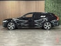 Volvo V90 T6 AWD Recharge R-Design Schuifdak | Head-Up Display | Adaptieve Cruise Control | Standkachel met Volvo On Call App | Stoelverwarming voor+achter | Stuurwielverwarming | Full LED Meesturende koplampen | Pilot Assist | Parkeercamera | 19 Inch | Elektrische voorstoelen geheugen | Lederen bekleding | Zitting verlenging voorstoelen | Keyless Drive | Parkeersensoren voor+achter | Privacy Glass | Elektrisch bedienbare achterklep | Geïntegreerde zongordijnen achterportieren | Verlichte instaplijsten | Alarm Klasse III | DAB Radio | Apple Carplay/Android Auto | Onyx Black Metallic |