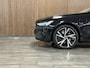 Volvo V90 T6 AWD Recharge R-Design Schuifdak | Head-Up Display | Adaptieve Cruise Control | Standkachel met Volvo On Call App | Stoelverwarming voor+achter | Stuurwielverwarming | Full LED Meesturende koplampen | Pilot Assist | Parkeercamera | 19 Inch | Elektrische voorstoelen geheugen | Lederen bekleding | Zitting verlenging voorstoelen | Keyless Drive | Parkeersensoren voor+achter | Privacy Glass | Elektrisch bedienbare achterklep | Geïntegreerde zongordijnen achterportieren | Verlichte instaplijsten | Alarm Klasse III | DAB Radio | Apple Carplay/Android Auto | Onyx Black Metallic |