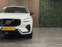 Volvo XC60 2.0 T6 Plug-in hybrid AWD Plus Dark Trekhaak | 360° Camera | All Season banden | Crystal White | Adaptieve Cruise Control | Stoelverwarming voor+achter | Stuurwielverwarming | Pilot Assist | BLIS Dode Hoek Detectie | Elektrische voorstoelen geheugen | Lederen bekleding | Zitting verlenging voorstoelen | Schuifdak | 19 Inch | Google Infotainment | Keyless Drive | Parkeersensoren voor+achter | Elektrisch bedienbare achterklep | DAB Radio | Apple Carplay/Android Auto | Draadloos telefoon opladen | Volvo On Call met mobiele App functie | Crystal White Metallic |
