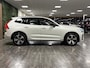 Volvo XC60 2.0 T6 Plug-in hybrid AWD Plus Dark Trekhaak | 360° Camera | All Season banden | Crystal White | Adaptieve Cruise Control | Stoelverwarming voor+achter | Stuurwielverwarming | Pilot Assist | BLIS Dode Hoek Detectie | Elektrische voorstoelen geheugen | Lederen bekleding | Zitting verlenging voorstoelen | Schuifdak | 19 Inch | Google Infotainment | Keyless Drive | Parkeersensoren voor+achter | Elektrisch bedienbare achterklep | DAB Radio | Apple Carplay/Android Auto | Draadloos telefoon opladen | Volvo On Call met mobiele App functie | Crystal White Metallic |