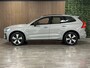 Volvo XC60 2.0 T6 Plug-in hybrid AWD Plus Dark Trekhaak | 360° Camera | All Season banden | Adaptieve Cruise Control | Stoelverwarming voor+achter | Stuurwielverwarming | Pilot Assist | BLIS Dode Hoek Detectie | Elektrische voorstoelen geheugen | Lederen bekleding | Zitting verlenging voorstoelen | Schuifdak | 19 Inch | Google Infotainment | Keyless Drive | Parkeersensoren voor+achter | Elektrisch bedienbare achterklep | DAB Radio | Apple Carplay/Android Auto | Draadloos telefoon opladen | Volvo On Call met mobiele App functie | Vapour Grey Metallic |