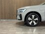 Volvo XC60 2.0 T6 Plug-in hybrid AWD Plus Dark Trekhaak | 360° Camera | All Season banden | Adaptieve Cruise Control | Stoelverwarming voor+achter | Stuurwielverwarming | Pilot Assist | BLIS Dode Hoek Detectie | Elektrische voorstoelen geheugen | Lederen bekleding | Zitting verlenging voorstoelen | Schuifdak | 19 Inch | Google Infotainment | Keyless Drive | Parkeersensoren voor+achter | Elektrisch bedienbare achterklep | DAB Radio | Apple Carplay/Android Auto | Draadloos telefoon opladen | Volvo On Call met mobiele App functie | Vapour Grey Metallic |