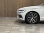 Volvo V60 T6 AWD Recharge Inscription Trekhaak | 360° Camera | Harman Kardon | Adaptieve Cruise Control | Standkachel met Volvo On Call App | Stoelverwarming voor+achter | Stuurwielverwarming | Full LED Meesturende koplampen | Pilot Assist | BLIS Dode Hoek Detectie | Elektrische voorstoelen geheugen | Lederen bekleding | Zitting verlenging voorstoelen | Gelamineerde/geluidwerende zijruiten | 18 Inch | Keyless Drive | Parkeersensoren voor+achter | Privacy Glass | Elektrisch bedienbare achterklep | DAB Radio | Apple Carplay/Android Auto | Bright Silver Metallic |