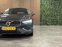 Volvo V60 2.0 T6 Plug-in hybrid AWD Essential Bright Trekhaak | All Season banden | Lederen bekleding | Adaptieve Cruise Control | Stoelverwarming voor+achter | Stuurwielverwarming | Parkeercamera | 350pk | Pilot Assist | BLIS Dode Hoek Detectie | 18 Inch | Google Infotainment | DAB Radio | Apple Carplay/Android Auto | Parkeersensoren voor+achter | Automatisch dimmende binnen en buitenspiegels | Elektrisch verstelbare lendesteunen | Volvo On Call met mobiele App functie | Platinum Grey Metallic |