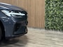 Volvo V60 2.0 T6 AWD Recharge Plus Dark | Trekhaak | 360° Camera | Harman Kardon | Adaptieve Cruise Control | Stoelverwarming voor+achter | Stuurwielverwarming | Pilot Assist | BLIS Dode Hoek Detectie | Elektrische voorstoelen geheugen | Contour stoelen | Zitting verlenging voorstoelen | 18 Inch | Google Infotainment | Keyless Drive | Parkeersensoren voor+achter | Elektrisch bedienbare achterklep | DAB Radio | Apple Carplay/Android Auto | Volvo On Call met mobiele App functie | Denim Blue Metallic