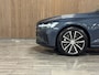Volvo V60 2.0 T6 AWD Recharge Plus Dark | Trekhaak | 360° Camera | Harman Kardon | Adaptieve Cruise Control | Stoelverwarming voor+achter | Stuurwielverwarming | Pilot Assist | BLIS Dode Hoek Detectie | Elektrische voorstoelen geheugen | Contour stoelen | Zitting verlenging voorstoelen | 18 Inch | Google Infotainment | Keyless Drive | Parkeersensoren voor+achter | Elektrisch bedienbare achterklep | DAB Radio | Apple Carplay/Android Auto | Volvo On Call met mobiele App functie | Denim Blue Metallic