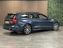 Volvo V60 2.0 T6 AWD Recharge Plus Dark | Trekhaak | 360° Camera | Harman Kardon | Adaptieve Cruise Control | Stoelverwarming voor+achter | Stuurwielverwarming | Pilot Assist | BLIS Dode Hoek Detectie | Elektrische voorstoelen geheugen | Contour stoelen | Zitting verlenging voorstoelen | 18 Inch | Google Infotainment | Keyless Drive | Parkeersensoren voor+achter | Elektrisch bedienbare achterklep | DAB Radio | Apple Carplay/Android Auto | Volvo On Call met mobiele App functie | Denim Blue Metallic