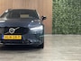 Volvo V60 2.0 T6 AWD Recharge Plus Dark | Trekhaak | 360° Camera | Harman Kardon | Adaptieve Cruise Control | Stoelverwarming voor+achter | Stuurwielverwarming | Pilot Assist | BLIS Dode Hoek Detectie | Elektrische voorstoelen geheugen | Contour stoelen | Zitting verlenging voorstoelen | 18 Inch | Google Infotainment | Keyless Drive | Parkeersensoren voor+achter | Elektrisch bedienbare achterklep | DAB Radio | Apple Carplay/Android Auto | Volvo On Call met mobiele App functie | Denim Blue Metallic