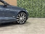 Volvo V60 2.0 T6 AWD Recharge Plus Dark | Trekhaak | 360° Camera | Harman Kardon | Adaptieve Cruise Control | Stoelverwarming voor+achter | Stuurwielverwarming | Pilot Assist | BLIS Dode Hoek Detectie | Elektrische voorstoelen geheugen | Contour stoelen | Zitting verlenging voorstoelen | 18 Inch | Google Infotainment | Keyless Drive | Parkeersensoren voor+achter | Elektrisch bedienbare achterklep | DAB Radio | Apple Carplay/Android Auto | Volvo On Call met mobiele App functie | Denim Blue Metallic