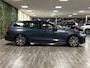 Volvo V60 2.0 T6 AWD Recharge Plus Dark | Trekhaak | 360° Camera | Harman Kardon | Adaptieve Cruise Control | Stoelverwarming voor+achter | Stuurwielverwarming | Pilot Assist | BLIS Dode Hoek Detectie | Elektrische voorstoelen geheugen | Contour stoelen | Zitting verlenging voorstoelen | 18 Inch | Google Infotainment | Keyless Drive | Parkeersensoren voor+achter | Elektrisch bedienbare achterklep | DAB Radio | Apple Carplay/Android Auto | Volvo On Call met mobiele App functie | Denim Blue Metallic