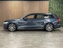 Volvo V60 2.0 T6 AWD Recharge Plus Dark | Trekhaak | 360° Camera | Harman Kardon | Adaptieve Cruise Control | Stoelverwarming voor+achter | Stuurwielverwarming | Pilot Assist | BLIS Dode Hoek Detectie | Elektrische voorstoelen geheugen | Contour stoelen | Zitting verlenging voorstoelen | 18 Inch | Google Infotainment | Keyless Drive | Parkeersensoren voor+achter | Elektrisch bedienbare achterklep | DAB Radio | Apple Carplay/Android Auto | Volvo On Call met mobiele App functie | Denim Blue Metallic