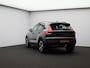 Volvo XC40 2.0 B4 Plus Dark / Trekhaak / All Season Banden / Stoel+Stuurwielverwarming / Elek. verstelbare stoelen / Harman Kardon Audio / Blis